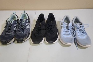 lot 619 image: Womens Size 7.5 Athletic Running Shoes - Blue Nikes are good condition with light dirt, black Nikes have a small hole at the toe, New balance have a lot of dirt on them (good gardening shoes)