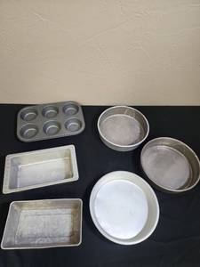 lot 654 image: Aluminum Baking Pan Set