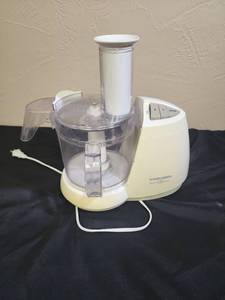 lot 656 image: Black & Decker Quick N Easy Food Processor - the white plastic base has some yellowing on the front side