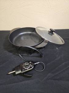 lot 660 image: Round Electric Skillet with Glass Lid and Temperature Control
