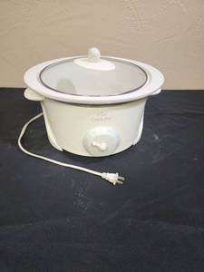 lot 662 image: Large Rival Crock-Pot Slow Cooker with Glass Lid