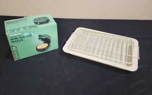 lot 664 image: Ambiano Holiday Tree Mini Waffle Maker and a Microwave Bacon Cooking tray