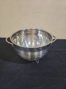 lot 666 image: Large Stainless Steel Colander with Handles - excellent condition
