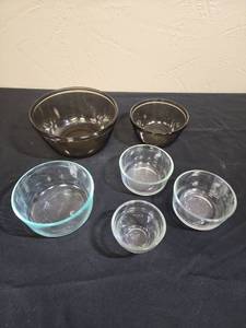 lot 667 image: Glass Mixing Bowl Set - Pyrex, Anchor Hocking and one small Pampered Chef brand bowls