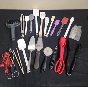 lot 689 image: Kitchen Baking and Cooking Utensils - icing spatulas, pie servers, tongs, pizza cutter, measuring spoons and more