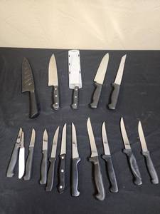 lot 694 image: Kitchen Knifes with Various Blade Types