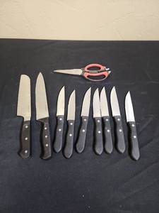 lot 695 image: Kitchen Knife Set with Scissors - Scissors and larger knives are marked Farberware, steak knives not brand labeled