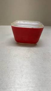lot 419 image: Pyrex Red Refrigerator Dish with Lid