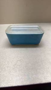 lot 420 image: Pyrex Blue Refrigerator Dish