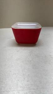 lot 421 image: Pyrex Red Refrigerator Dish with Lid