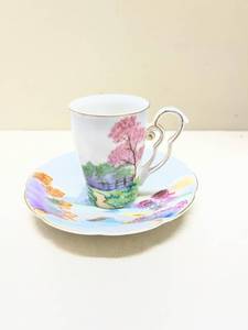 lot 429 image: Hand Painted Japanese Tea Cup and Saucer Set