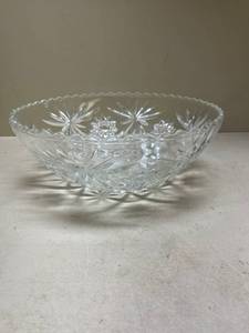 lot 440 image: Clear Cut Glass Serving Bowls with Star Pattern