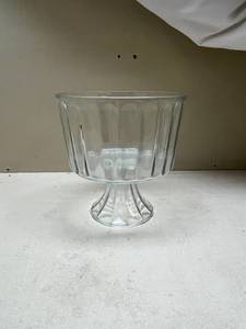 lot 447 image: Clear Glass Pedestal Trifle Bowl