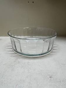 lot 448 image: Large Glass Baking Dish