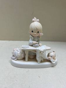 lot 462 image: Precious Moments Press On Figurine 1985