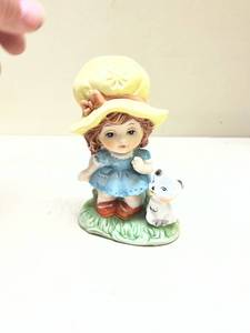 lot 463 image: Little Girl with Bunny Porcelain Figurine