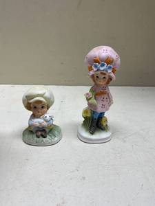 lot 465 image: Ceramic Figurine Set with Bunny
