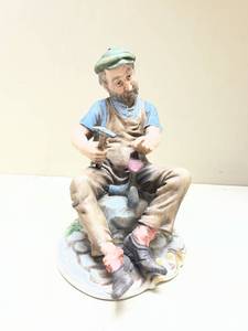 lot 468 image: Porcelain Cobbler Figurine