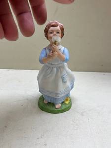lot 472 image: 1982 Avon Porcelain Figurine with Dandelion