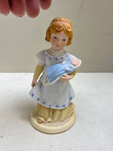lot 473 image: 1981 Avon Mothers Love Porcelain Figurine