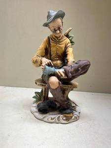 lot 475 image: Ceramic Cobbler Figurine