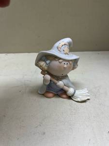 lot 478 image: Bumpkins Witch Figurine with Broom