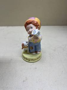 lot 481 image: 1983 Avon Little Things Figurine with Dog