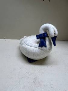 lot 498 image: White and Blue Swan Cookie Jar
