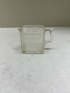 lot 521 image: Clear Glass Measuring Cup