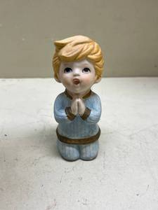 lot 522 image: Praying Child Ceramic Figurine