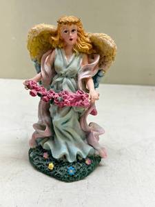lot 523 image: Decorative Angel Figurine with Flowers
