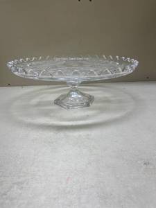 lot 529 image: Clear Glass Pedestal Cake Stand