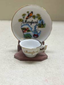 lot 543 image: Maryland Souvenir Tea Cup and Saucer Set with Wooden Display Stand