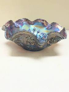 lot 561 image: Iridescent Carnival Glass Bowl with Rose Pattern