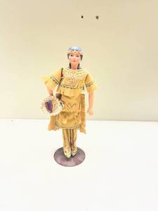 lot 584 image: Native American Indian Doll with Traditional Dress and Accessories