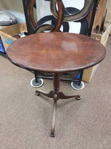 lot 3296 image: Traditional Round Pedestal Side Table