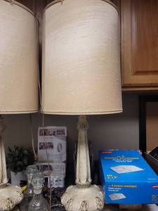 lot 3816 image: Mid-Century White Table Lamp