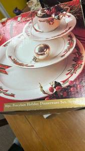 lot 3822 image: 16-Piece Christmas Poinsettia Porcelain Dinnerware Set