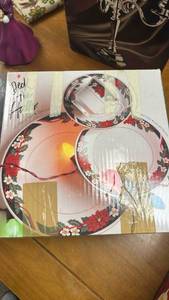 lot 3823 image: Poinsettia Pattern 16-Piece Glass Dinnerware Set
