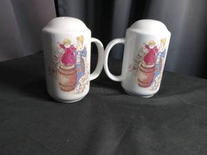 lot 2335 image: Pillsburys Best XXXX Salt & Pepper Shaker Set