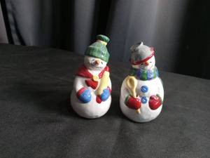 lot 2337 image: Ceramic Snowman Salt and Pepper Shakers Set
