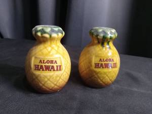 lot 2341 image: Aloha Hawaii Pineapple Salt and Pepper Shakers