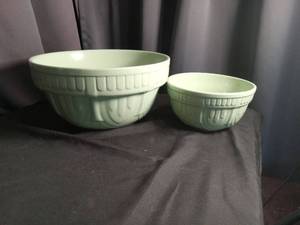 lot 3851 image: Light green Ceramic Mixing Bowl Set