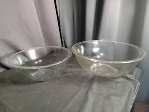 lot 3853 image: Pyrex Clear Glass Mixing Bowls Set