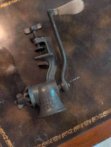 lot 2617 image: Hand Crank Cast Iron Food Grinder