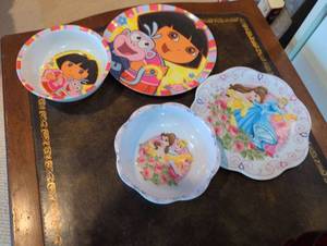 lot 2632 image: Disney Princess and Dora the Explorer Melamine Plate Set