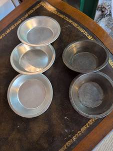 lot 2635 image: Aluminum personal Pie Plates Set of 6