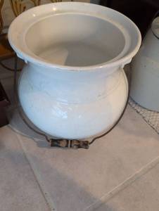 lot 2646 image: White Ceramic Planter with Metal handle