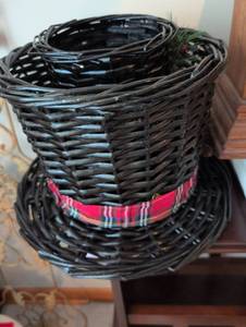 lot 2660 image: Black Wicker Top Hat Christmas Decoration