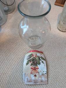 lot 2663 image: Clear Glass Garden Vase